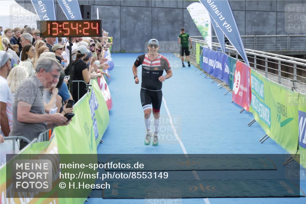 10.08.2025 - GEWOBA Citytriathlon Bremen H.Heesch http://msf.ph/oto/8553149 10.08.2025 13:54:28 Ziel 563, 1003, 1012 meine-sportfotos.de