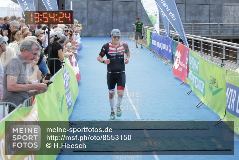 10.08.2025 - GEWOBA Citytriathlon Bremen H.Heesch http://msf.ph/oto/8553150 10.08.2025 13:54:28 Ziel 563, 1003, 1012 meine-sportfotos.de