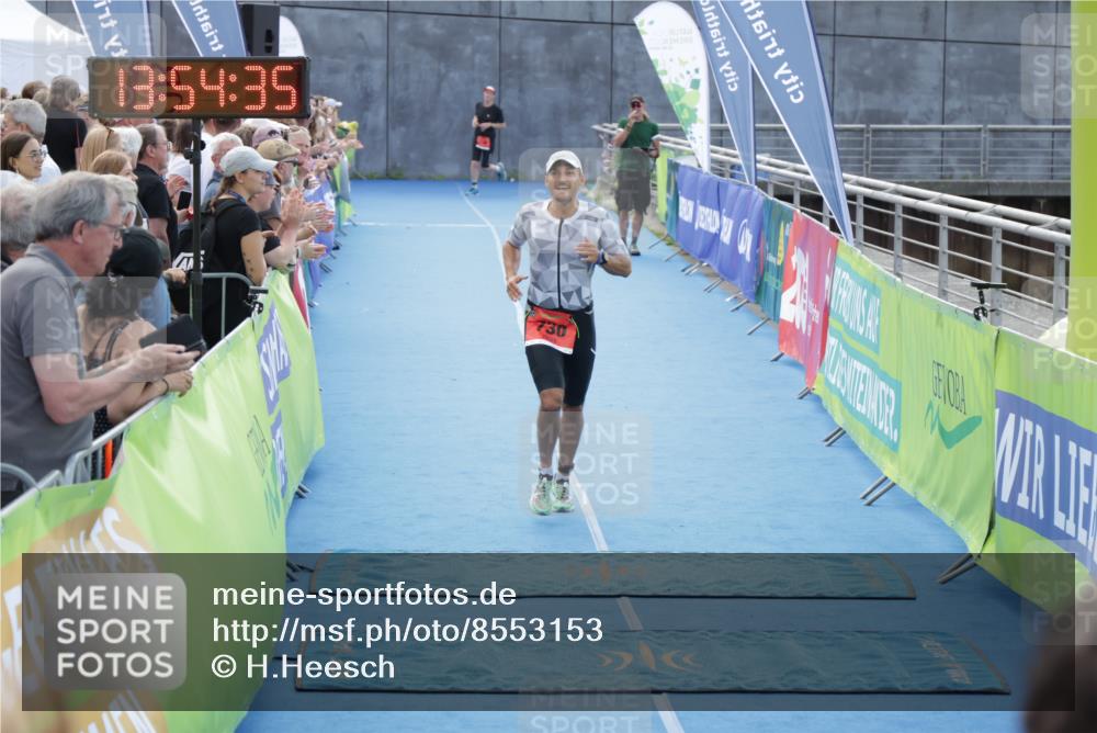 10.08.2025 - GEWOBA Citytriathlon Bremen H.Heesch http://msf.ph/oto/8553153 10.08.2025 13:54:39 Ziel 730 meine-sportfotos.de
