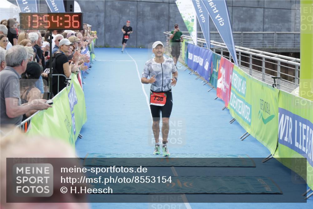 10.08.2025 - GEWOBA Citytriathlon Bremen H.Heesch http://msf.ph/oto/8553154 10.08.2025 13:54:39 Ziel 730 meine-sportfotos.de