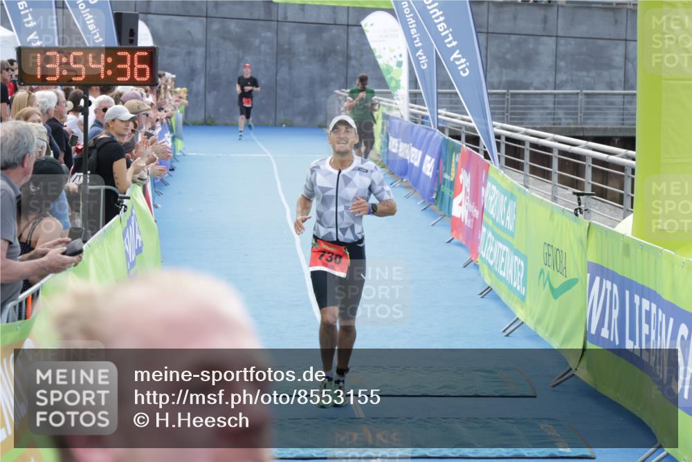 10.08.2025 - GEWOBA Citytriathlon Bremen H.Heesch http://msf.ph/oto/8553155 10.08.2025 13:54:40 Ziel 730 meine-sportfotos.de