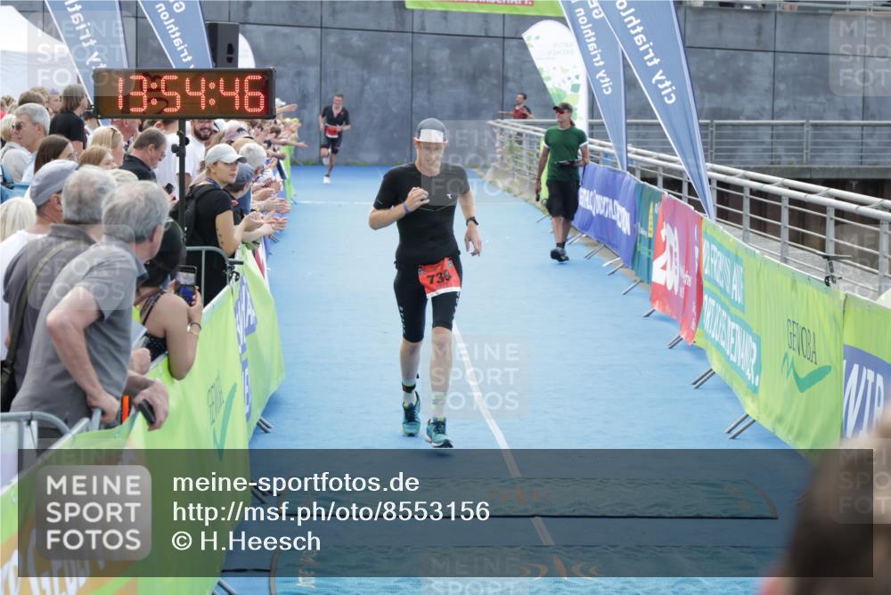 10.08.2025 - GEWOBA Citytriathlon Bremen H.Heesch http://msf.ph/oto/8553156 10.08.2025 13:54:50 Ziel 730, 739 meine-sportfotos.de
