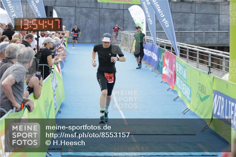 10.08.2025 - GEWOBA Citytriathlon Bremen H.Heesch http://msf.ph/oto/8553157 10.08.2025 13:54:50 Ziel 730, 739 meine-sportfotos.de
