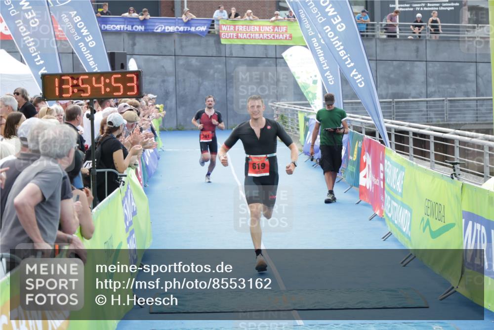 10.08.2025 - GEWOBA Citytriathlon Bremen H.Heesch http://msf.ph/oto/8553162 10.08.2025 13:54:57 Ziel 619, 739, 761 meine-sportfotos.de