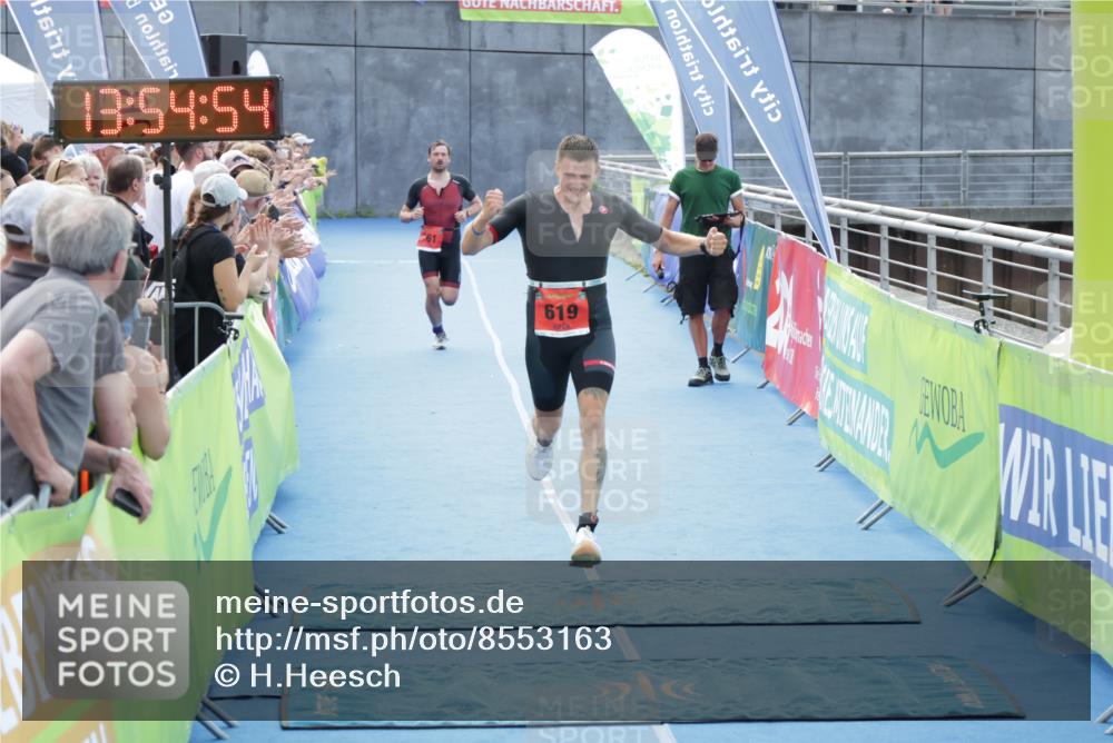 10.08.2025 - GEWOBA Citytriathlon Bremen H.Heesch http://msf.ph/oto/8553163 10.08.2025 13:54:57 Ziel 619, 739, 761 meine-sportfotos.de