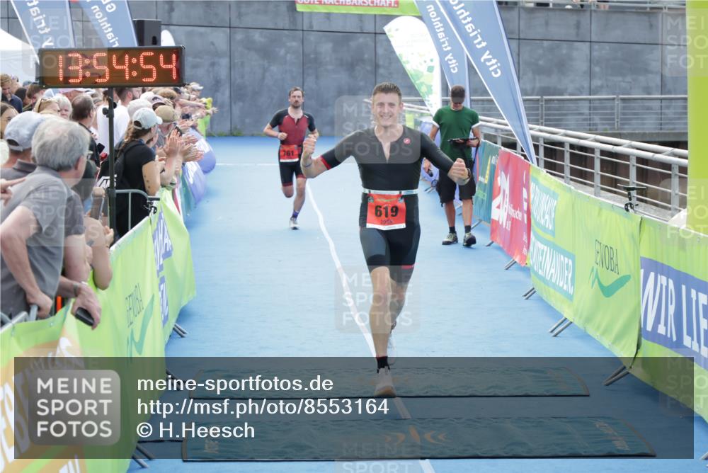 10.08.2025 - GEWOBA Citytriathlon Bremen H.Heesch http://msf.ph/oto/8553164 10.08.2025 13:54:58 Ziel 619, 739, 761 meine-sportfotos.de