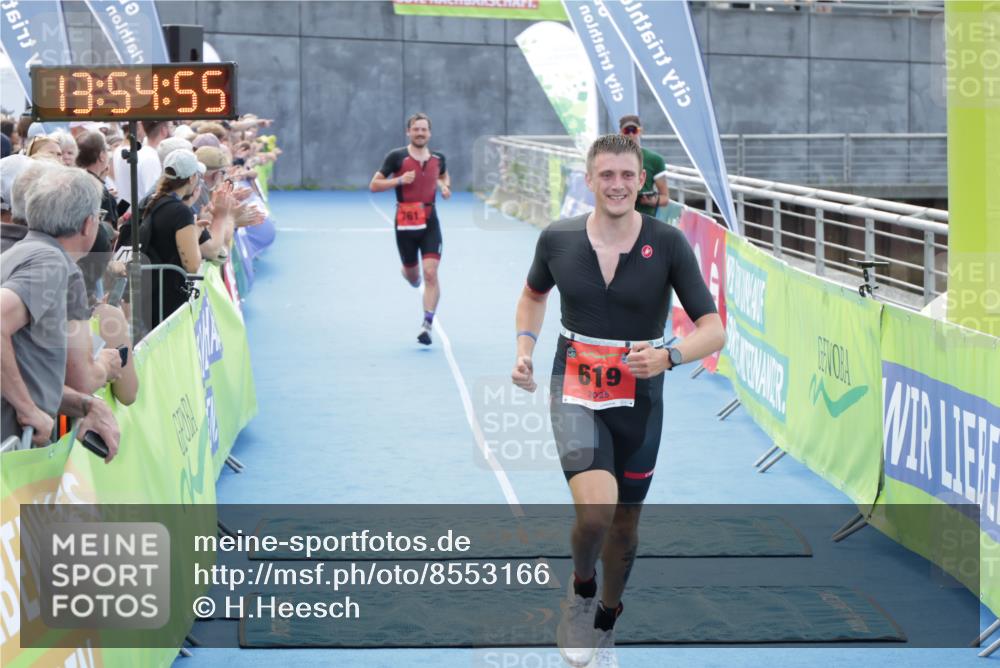 10.08.2025 - GEWOBA Citytriathlon Bremen H.Heesch http://msf.ph/oto/8553166 10.08.2025 13:54:58 Ziel 619, 739, 761 meine-sportfotos.de