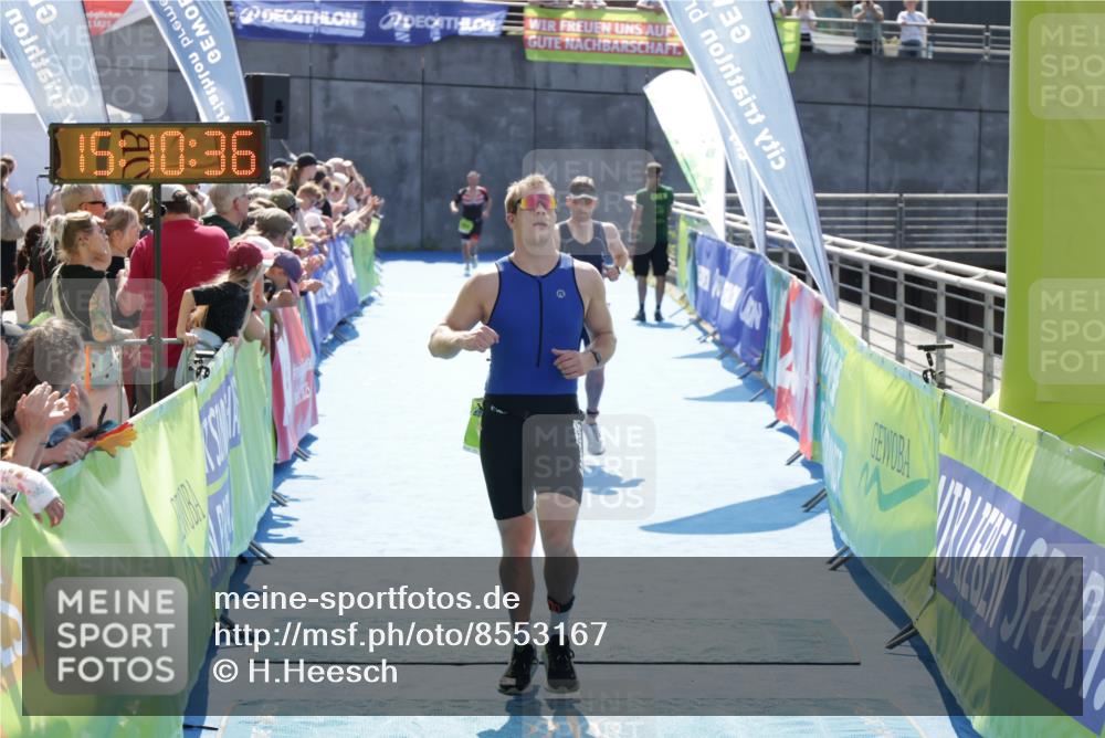 10.08.2025 - GEWOBA Citytriathlon Bremen H.Heesch http://msf.ph/oto/8553167 10.08.2025 15:10:39 Ziel 17, 261 meine-sportfotos.de