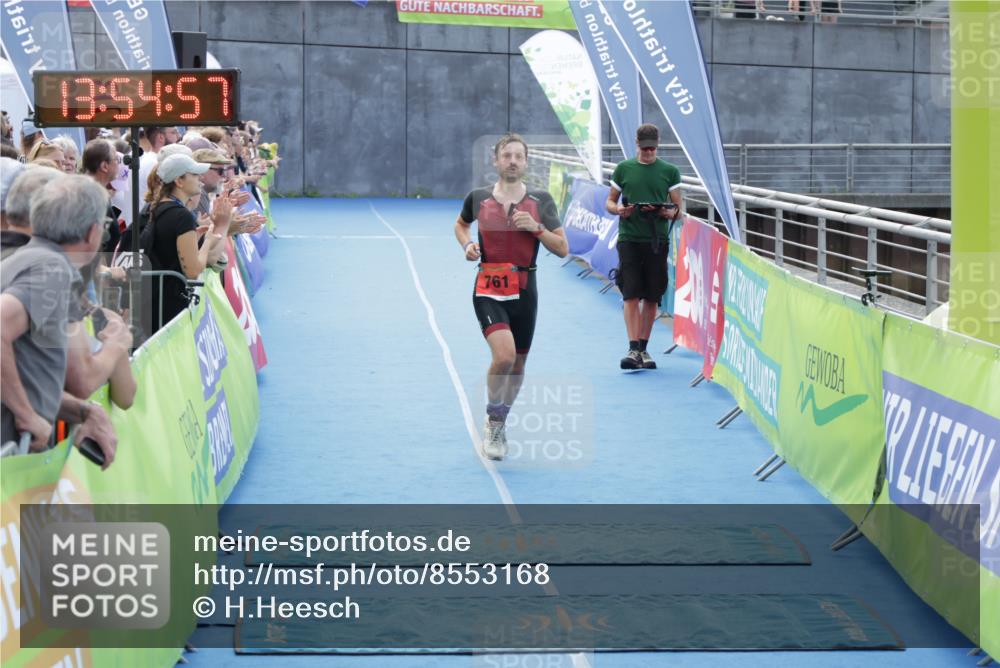 10.08.2025 - GEWOBA Citytriathlon Bremen H.Heesch http://msf.ph/oto/8553168 10.08.2025 13:55:00 Ziel 619, 761 meine-sportfotos.de