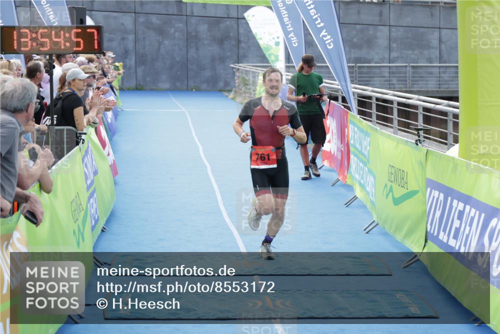 10.08.2025 - GEWOBA Citytriathlon Bremen H.Heesch http://msf.ph/oto/8553172 10.08.2025 13:55:01 Ziel 619, 761 meine-sportfotos.de