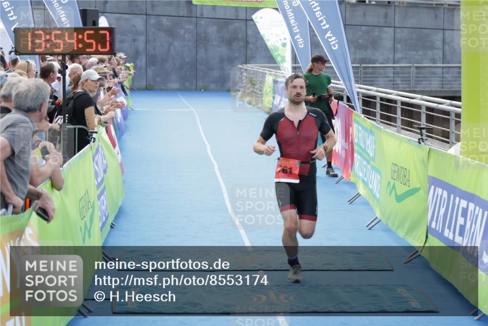 10.08.2025 - GEWOBA Citytriathlon Bremen H.Heesch http://msf.ph/oto/8553174 10.08.2025 13:55:01 Ziel 619, 761 meine-sportfotos.de