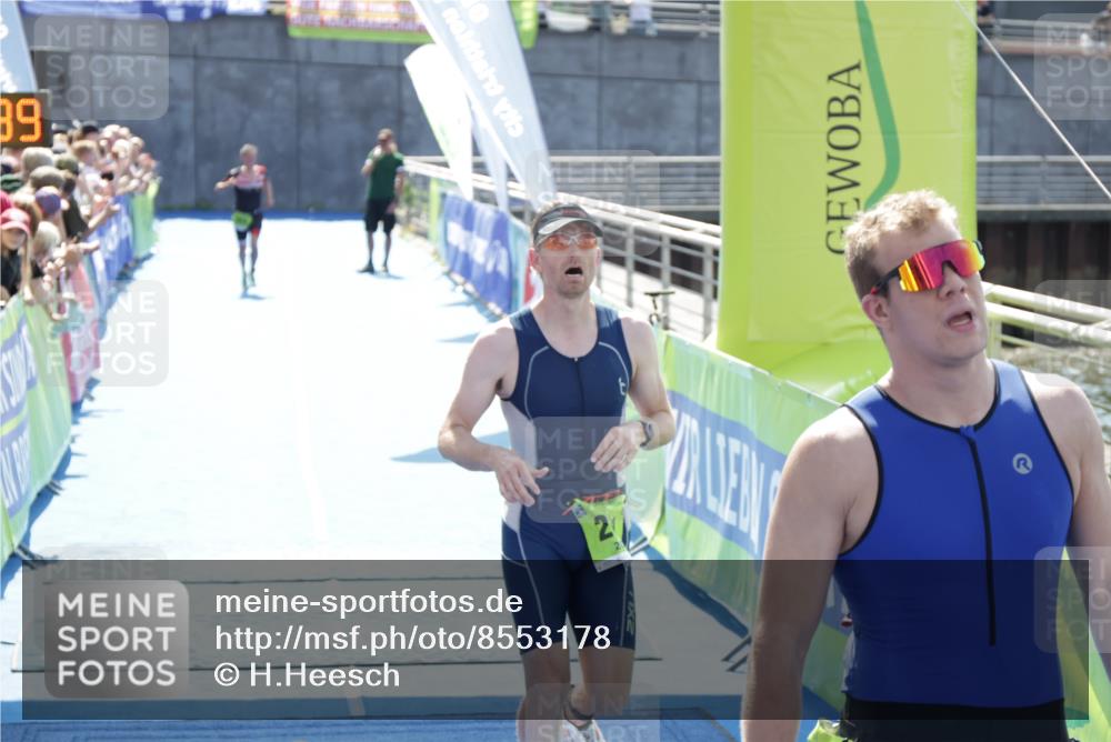 10.08.2025 - GEWOBA Citytriathlon Bremen H.Heesch http://msf.ph/oto/8553178 10.08.2025 15:10:43 Ziel 17, 261, 304 meine-sportfotos.de