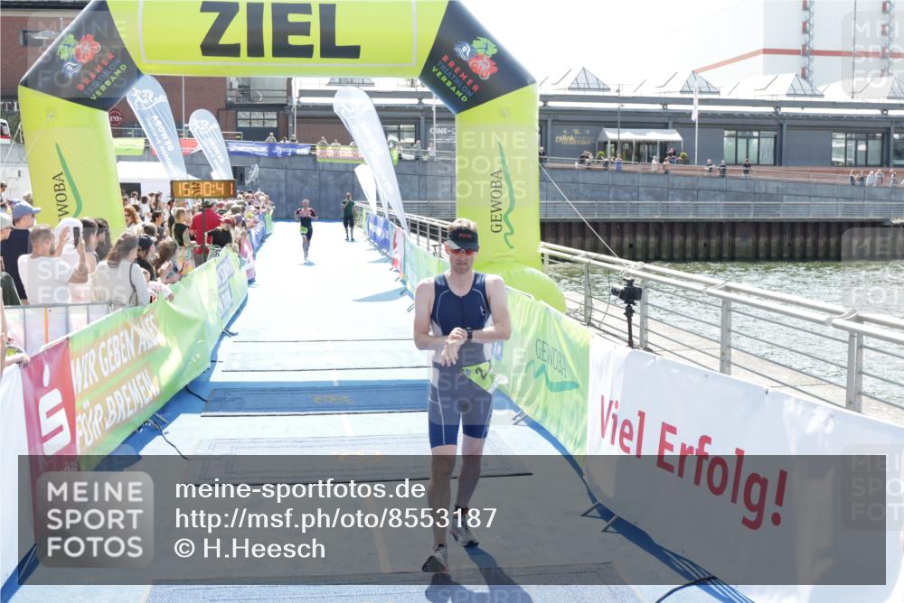 10.08.2025 - GEWOBA Citytriathlon Bremen H.Heesch http://msf.ph/oto/8553187 10.08.2025 15:10:45 Ziel 17, 261, 304 meine-sportfotos.de