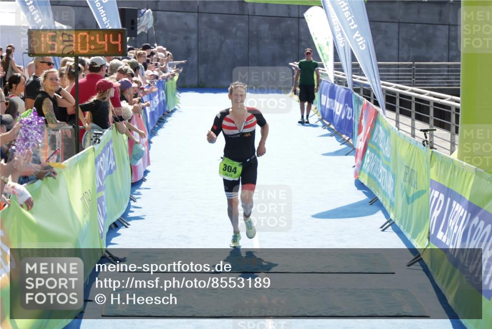 10.08.2025 - GEWOBA Citytriathlon Bremen H.Heesch http://msf.ph/oto/8553189 10.08.2025 15:10:48 Ziel 261, 304 meine-sportfotos.de