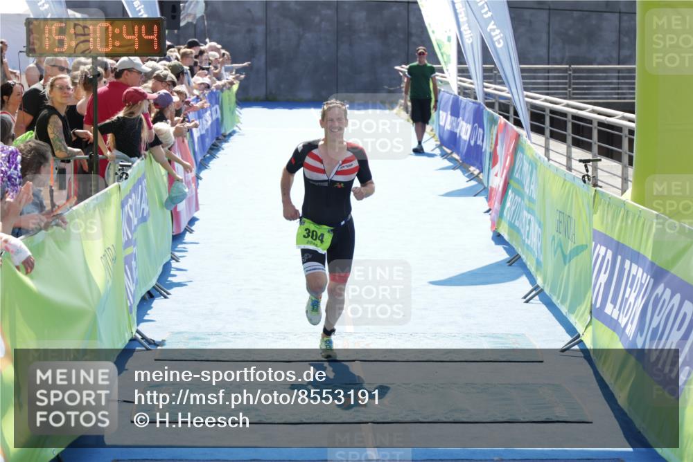 10.08.2025 - GEWOBA Citytriathlon Bremen H.Heesch http://msf.ph/oto/8553191 10.08.2025 15:10:48 Ziel 261, 304 meine-sportfotos.de
