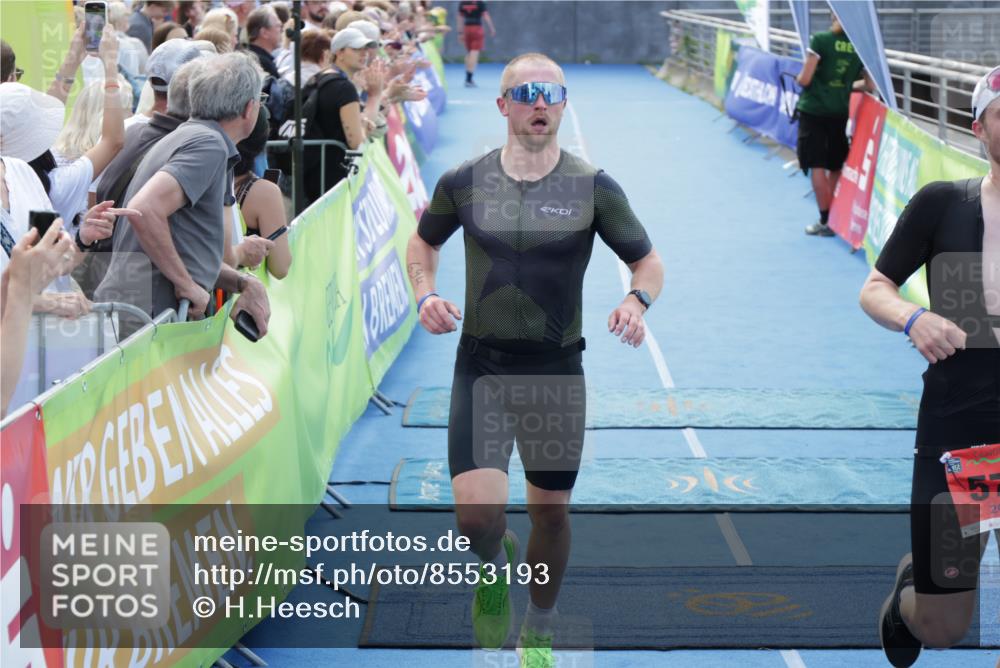 10.08.2025 - GEWOBA Citytriathlon Bremen H.Heesch http://msf.ph/oto/8553193 10.08.2025 13:55:33 Ziel 579, 694 meine-sportfotos.de