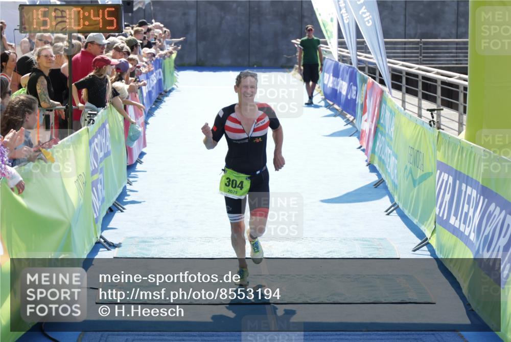 10.08.2025 - GEWOBA Citytriathlon Bremen H.Heesch http://msf.ph/oto/8553194 10.08.2025 15:10:48 Ziel 261, 304 meine-sportfotos.de