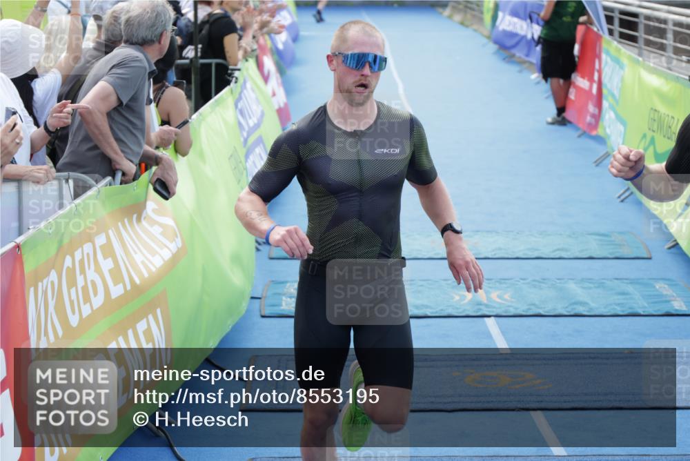 10.08.2025 - GEWOBA Citytriathlon Bremen H.Heesch http://msf.ph/oto/8553195 10.08.2025 13:55:33 Ziel 579, 694 meine-sportfotos.de
