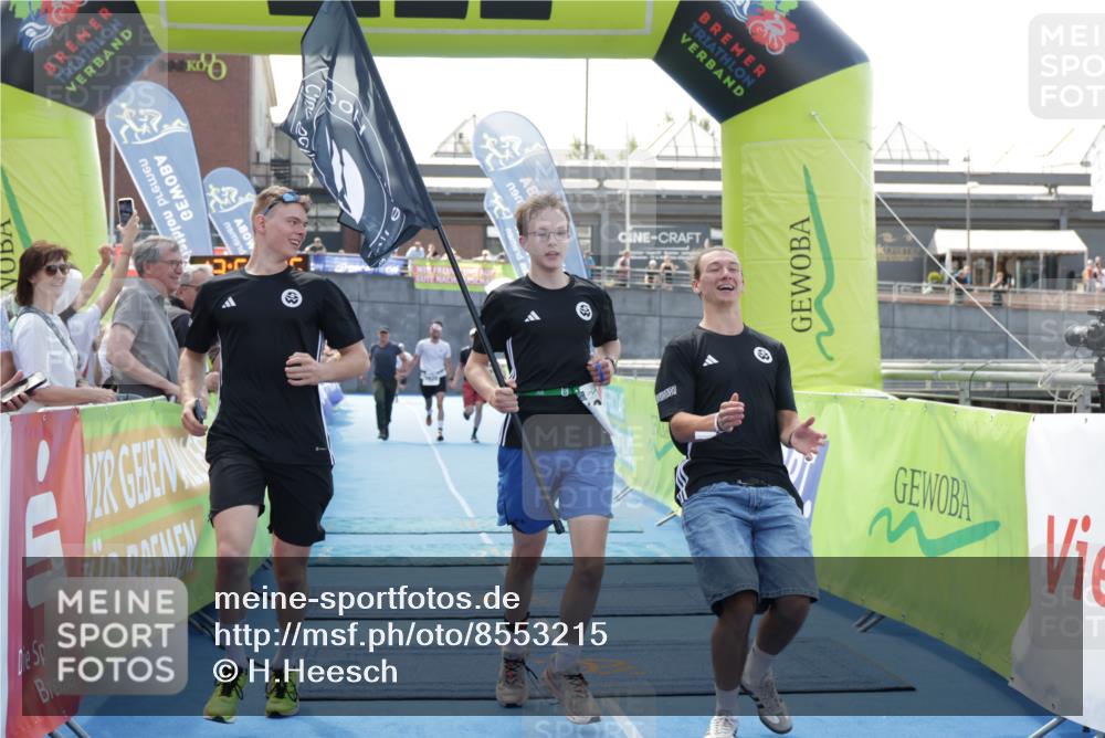 10.08.2025 - GEWOBA Citytriathlon Bremen H.Heesch http://msf.ph/oto/8553215 10.08.2025 13:55:49 Ziel 1020, 1022 meine-sportfotos.de