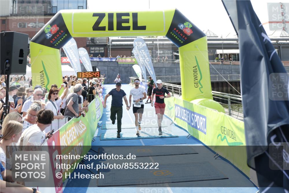 10.08.2025 - GEWOBA Citytriathlon Bremen H.Heesch http://msf.ph/oto/8553222 10.08.2025 13:55:53 Ziel 1020, 1022 meine-sportfotos.de