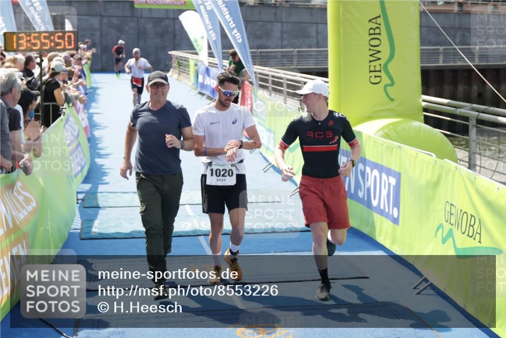 10.08.2025 - GEWOBA Citytriathlon Bremen H.Heesch http://msf.ph/oto/8553226 10.08.2025 13:55:54 Ziel 669, 1020, 1022 meine-sportfotos.de