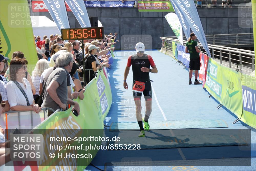 10.08.2025 - GEWOBA Citytriathlon Bremen H.Heesch http://msf.ph/oto/8553228 10.08.2025 13:56:05 Ziel 669, 885 meine-sportfotos.de