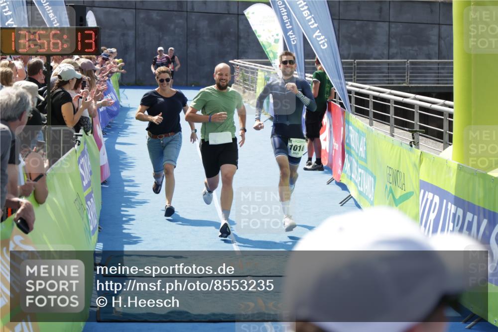 10.08.2025 - GEWOBA Citytriathlon Bremen H.Heesch http://msf.ph/oto/8553235 10.08.2025 13:56:16 Ziel 1010 meine-sportfotos.de