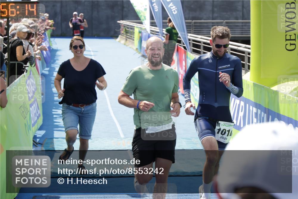 10.08.2025 - GEWOBA Citytriathlon Bremen H.Heesch http://msf.ph/oto/8553242 10.08.2025 13:56:18 Ziel 572, 1010 meine-sportfotos.de