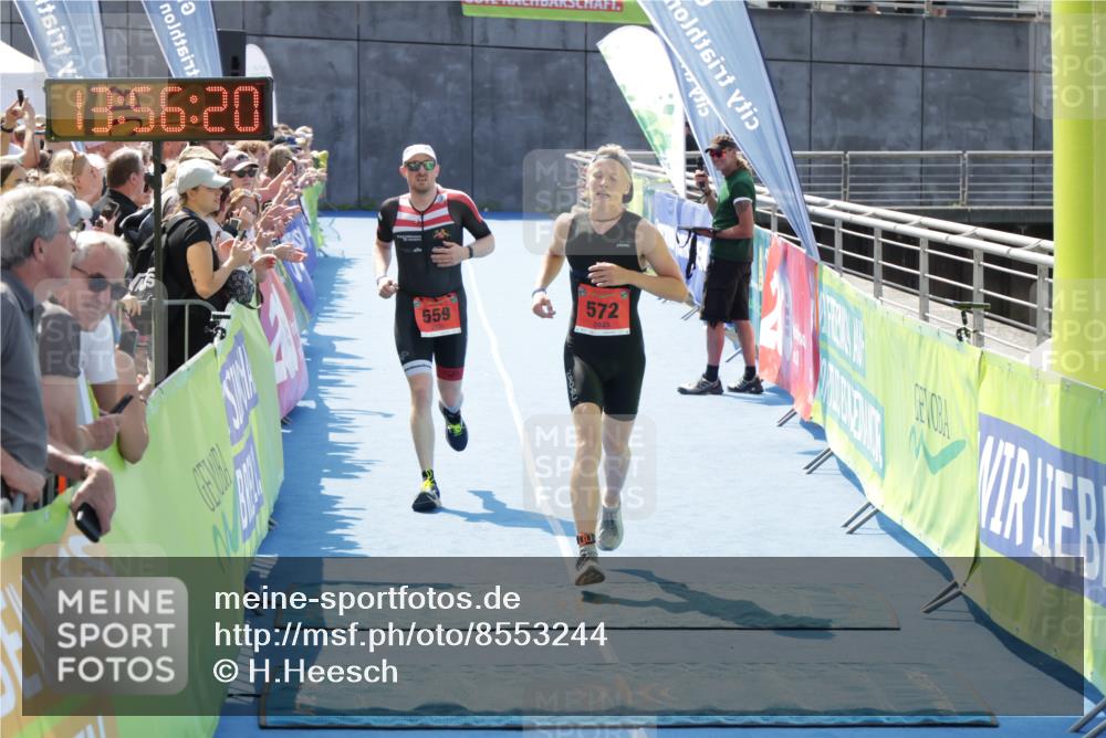 10.08.2025 - GEWOBA Citytriathlon Bremen H.Heesch http://msf.ph/oto/8553244 10.08.2025 13:56:24 Ziel 559, 572, 1010 meine-sportfotos.de