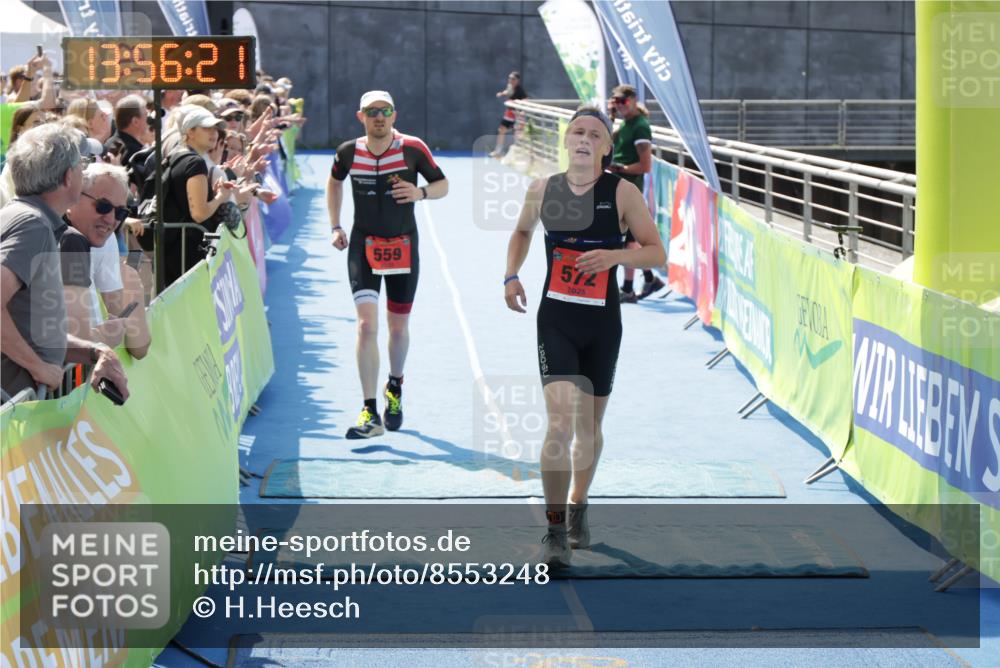 10.08.2025 - GEWOBA Citytriathlon Bremen H.Heesch http://msf.ph/oto/8553248 10.08.2025 13:56:24 Ziel 559, 572, 1010 meine-sportfotos.de