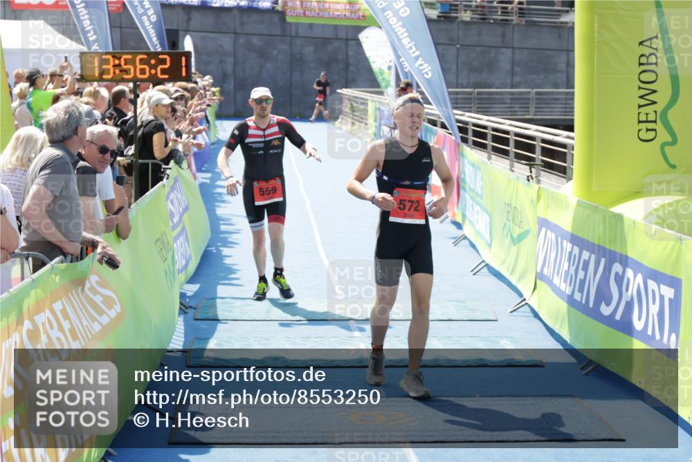10.08.2025 - GEWOBA Citytriathlon Bremen H.Heesch http://msf.ph/oto/8553250 10.08.2025 13:56:24 Ziel 559, 572, 1010 meine-sportfotos.de