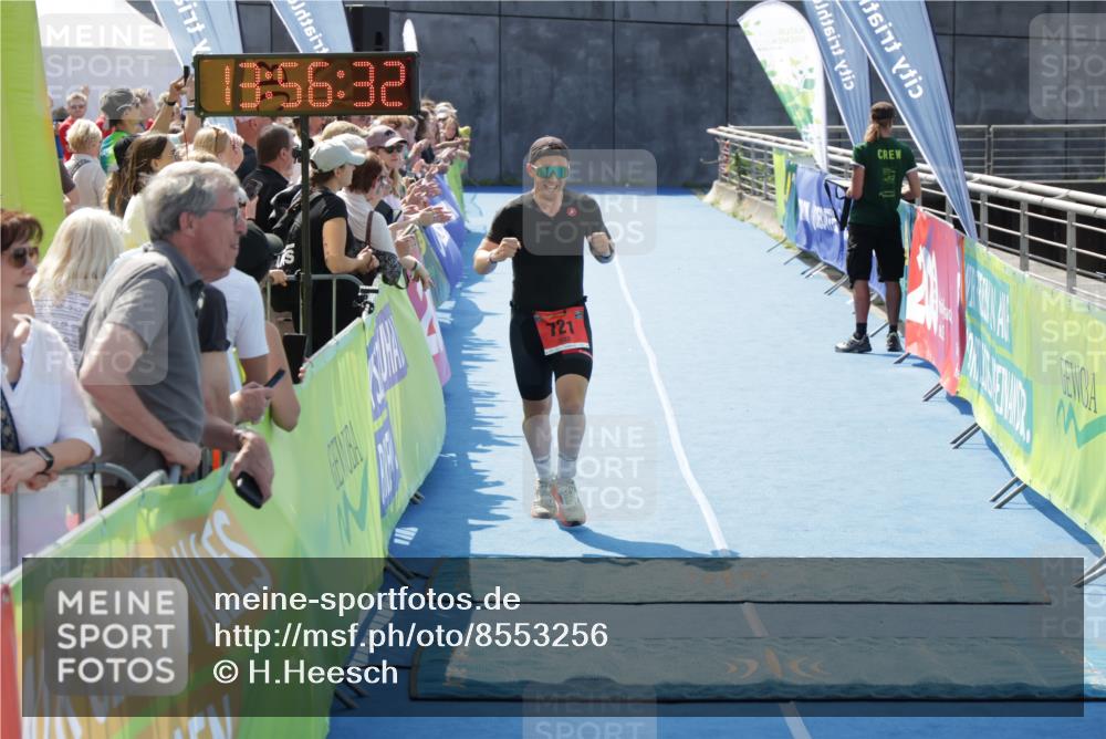10.08.2025 - GEWOBA Citytriathlon Bremen H.Heesch http://msf.ph/oto/8553256 10.08.2025 13:56:35 Ziel 721 meine-sportfotos.de