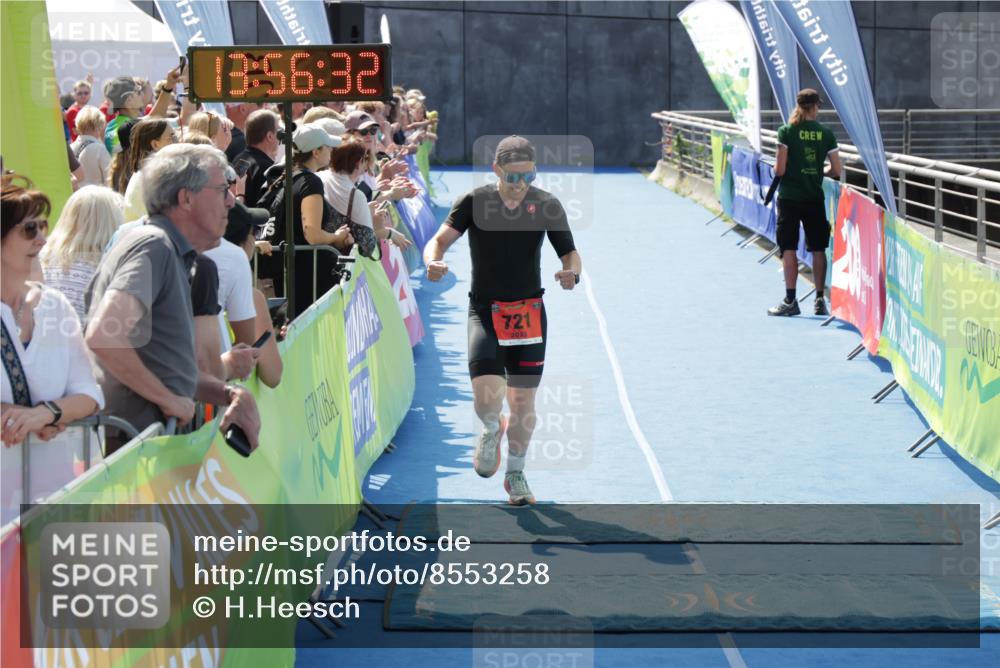 10.08.2025 - GEWOBA Citytriathlon Bremen H.Heesch http://msf.ph/oto/8553258 10.08.2025 13:56:36 Ziel 721 meine-sportfotos.de