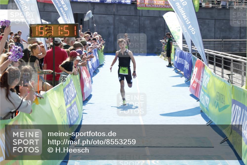 10.08.2025 - GEWOBA Citytriathlon Bremen H.Heesch http://msf.ph/oto/8553259 10.08.2025 15:11:55 Ziel 14 meine-sportfotos.de