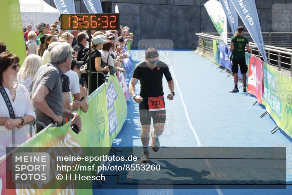 10.08.2025 - GEWOBA Citytriathlon Bremen H.Heesch http://msf.ph/oto/8553260 10.08.2025 13:56:36 Ziel 721 meine-sportfotos.de