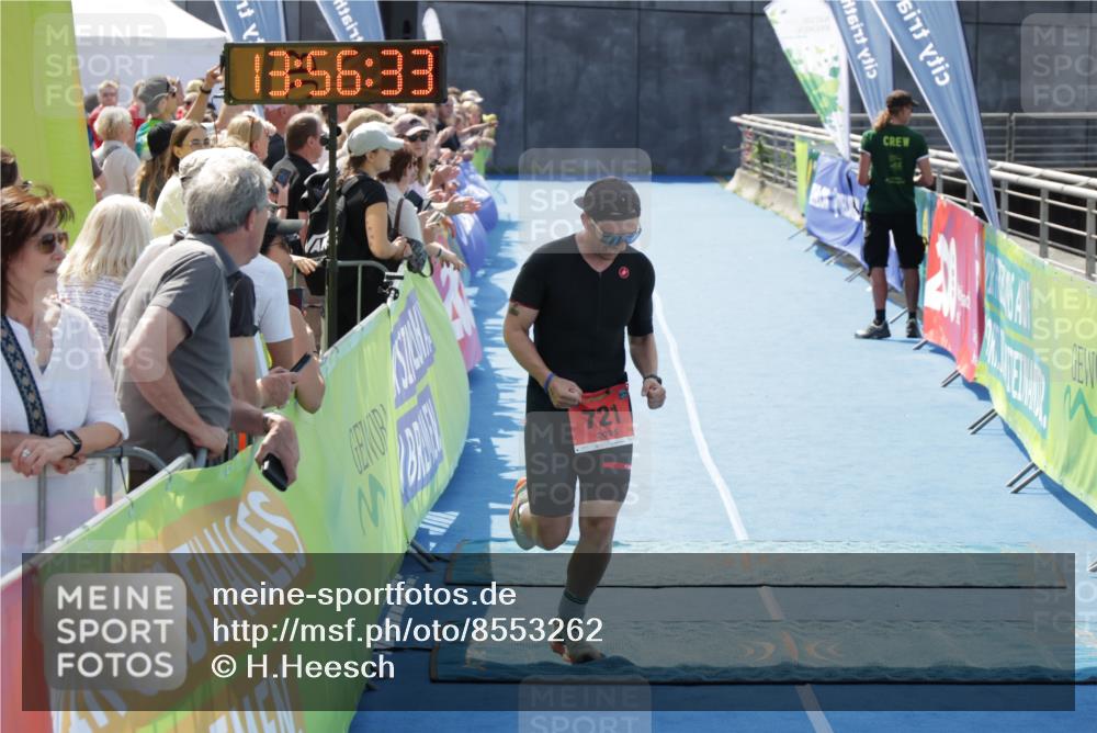 10.08.2025 - GEWOBA Citytriathlon Bremen H.Heesch http://msf.ph/oto/8553262 10.08.2025 13:56:36 Ziel 721 meine-sportfotos.de