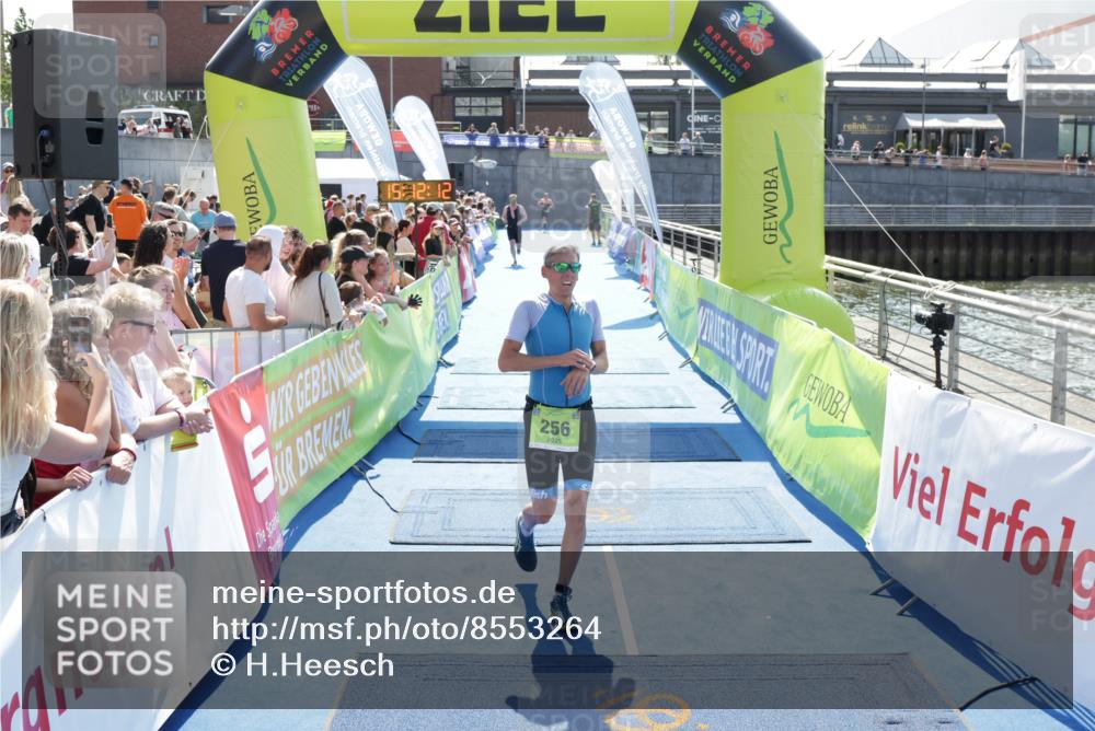10.08.2025 - GEWOBA Citytriathlon Bremen H.Heesch http://msf.ph/oto/8553264 10.08.2025 15:12:16 Ziel 243, 256 meine-sportfotos.de