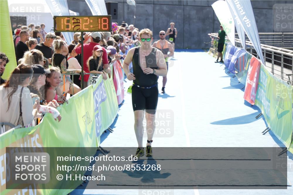 10.08.2025 - GEWOBA Citytriathlon Bremen H.Heesch http://msf.ph/oto/8553268 10.08.2025 15:12:21 Ziel 97, 243, 256 meine-sportfotos.de