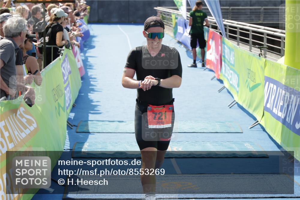 10.08.2025 - GEWOBA Citytriathlon Bremen H.Heesch http://msf.ph/oto/8553269 10.08.2025 13:56:37 Ziel 721 meine-sportfotos.de