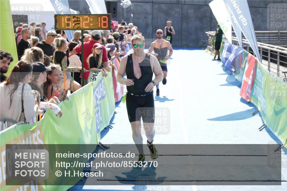 10.08.2025 - GEWOBA Citytriathlon Bremen H.Heesch http://msf.ph/oto/8553270 10.08.2025 15:12:22 Ziel 97, 243, 256 meine-sportfotos.de