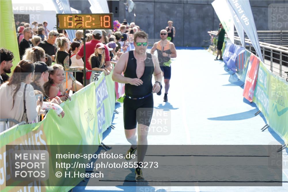 10.08.2025 - GEWOBA Citytriathlon Bremen H.Heesch http://msf.ph/oto/8553273 10.08.2025 15:12:22 Ziel 97, 243, 256 meine-sportfotos.de