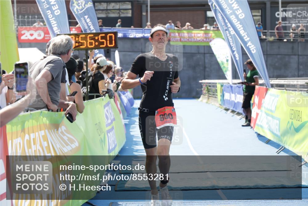 10.08.2025 - GEWOBA Citytriathlon Bremen H.Heesch http://msf.ph/oto/8553281 10.08.2025 13:56:53 Ziel 890 meine-sportfotos.de