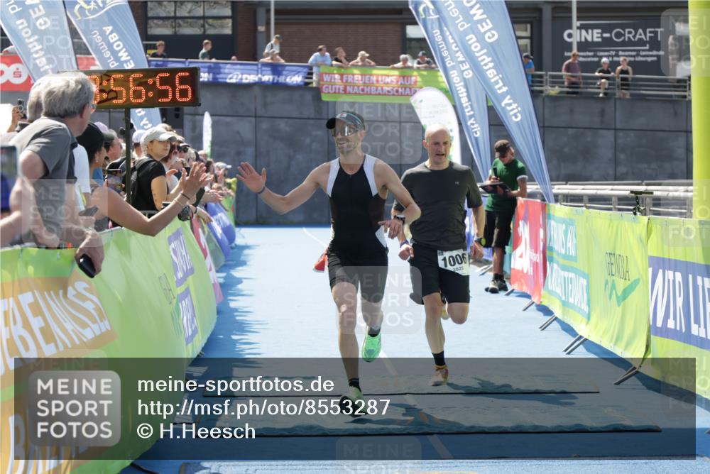 10.08.2025 - GEWOBA Citytriathlon Bremen H.Heesch http://msf.ph/oto/8553287 10.08.2025 13:57:00 Ziel 819, 890, 1006 meine-sportfotos.de