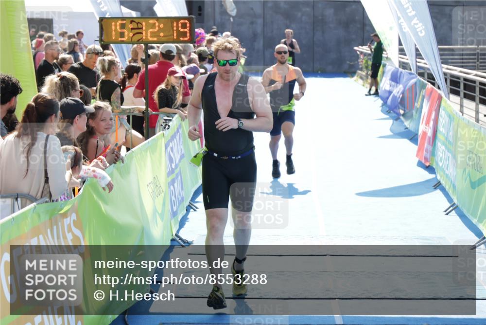 10.08.2025 - GEWOBA Citytriathlon Bremen H.Heesch http://msf.ph/oto/8553288 10.08.2025 15:12:22 Ziel 97, 243, 256 meine-sportfotos.de