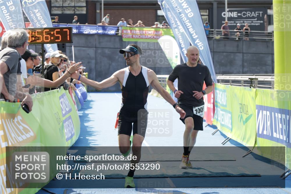 10.08.2025 - GEWOBA Citytriathlon Bremen H.Heesch http://msf.ph/oto/8553290 10.08.2025 13:57:00 Ziel 819, 890, 1006 meine-sportfotos.de
