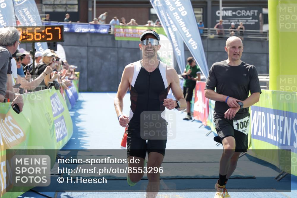 10.08.2025 - GEWOBA Citytriathlon Bremen H.Heesch http://msf.ph/oto/8553296 10.08.2025 13:57:01 Ziel 819, 1006 meine-sportfotos.de