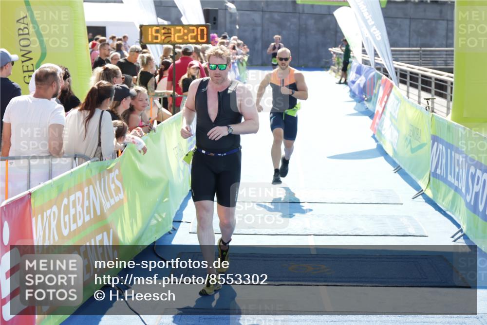 10.08.2025 - GEWOBA Citytriathlon Bremen H.Heesch http://msf.ph/oto/8553302 10.08.2025 15:12:23 Ziel 97, 243 meine-sportfotos.de