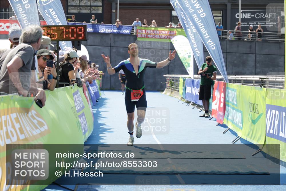10.08.2025 - GEWOBA Citytriathlon Bremen H.Heesch http://msf.ph/oto/8553303 10.08.2025 13:57:13 Ziel 609 meine-sportfotos.de