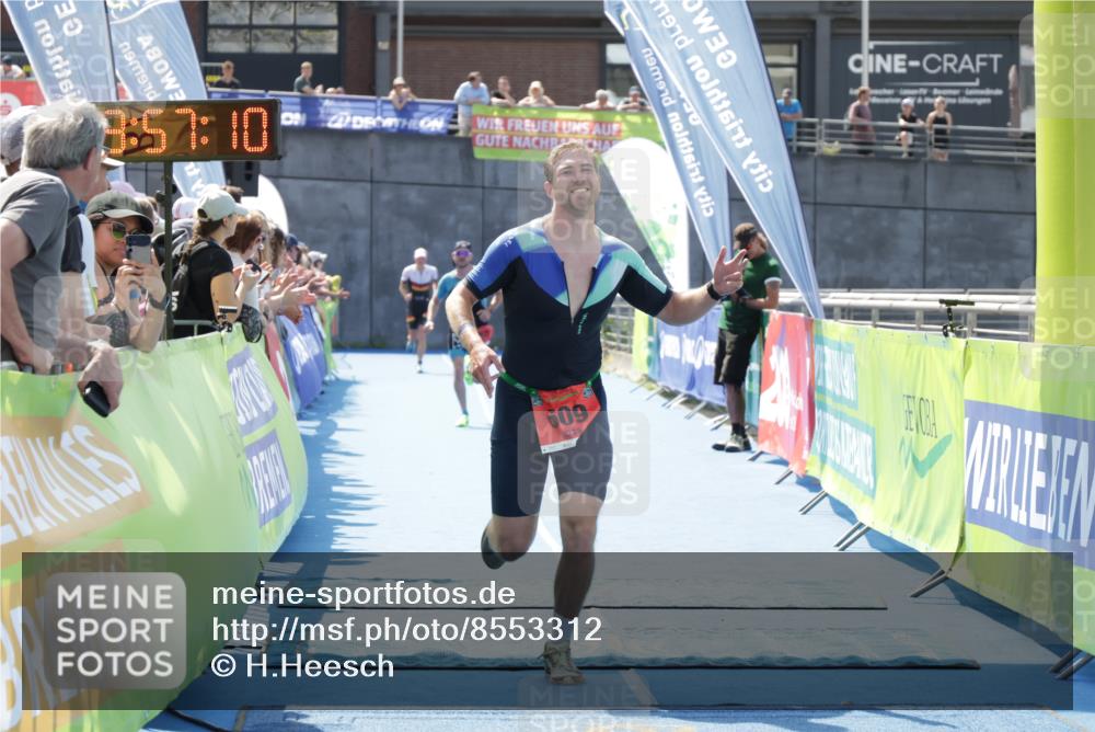 10.08.2025 - GEWOBA Citytriathlon Bremen H.Heesch http://msf.ph/oto/8553312 10.08.2025 13:57:14 Ziel 609, 850 meine-sportfotos.de