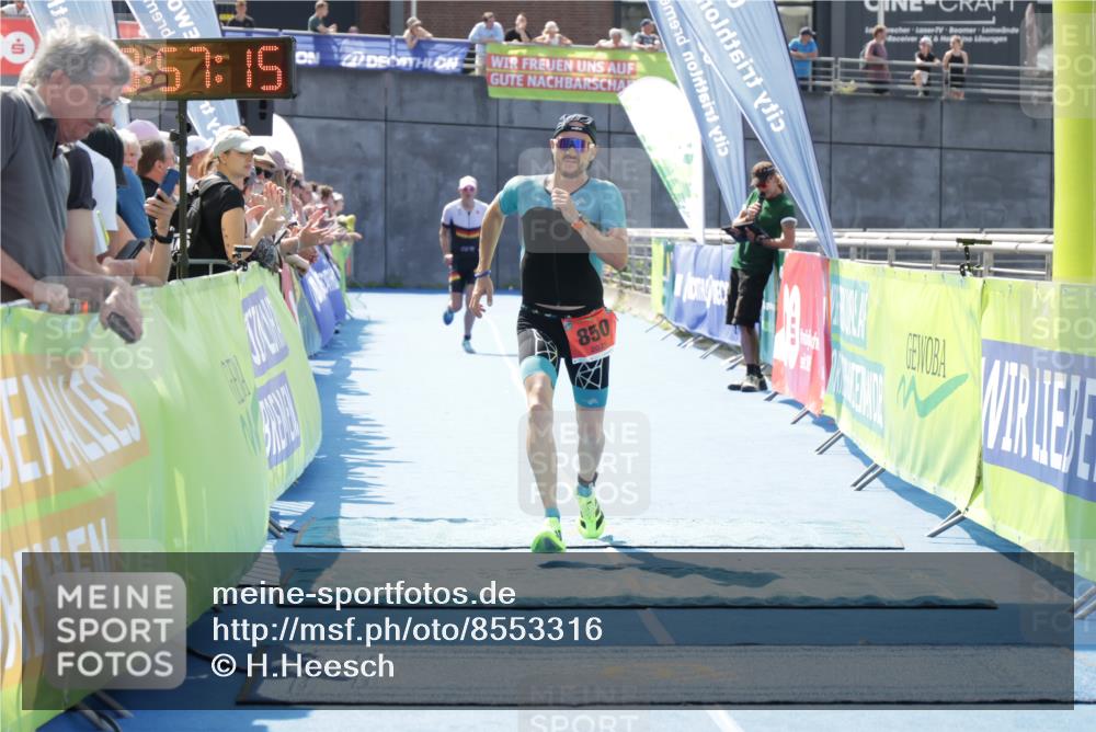 10.08.2025 - GEWOBA Citytriathlon Bremen H.Heesch http://msf.ph/oto/8553316 10.08.2025 13:57:18 Ziel 609, 850 meine-sportfotos.de